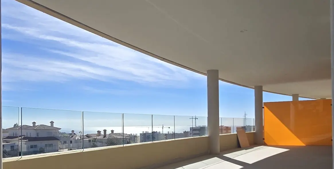 Sale of middle floor apartment in Fuengirola 1
