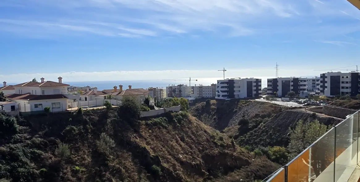 Sale of middle floor apartment in Fuengirola 12