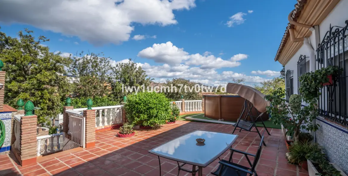 Sale of detached villa in Málaga 5