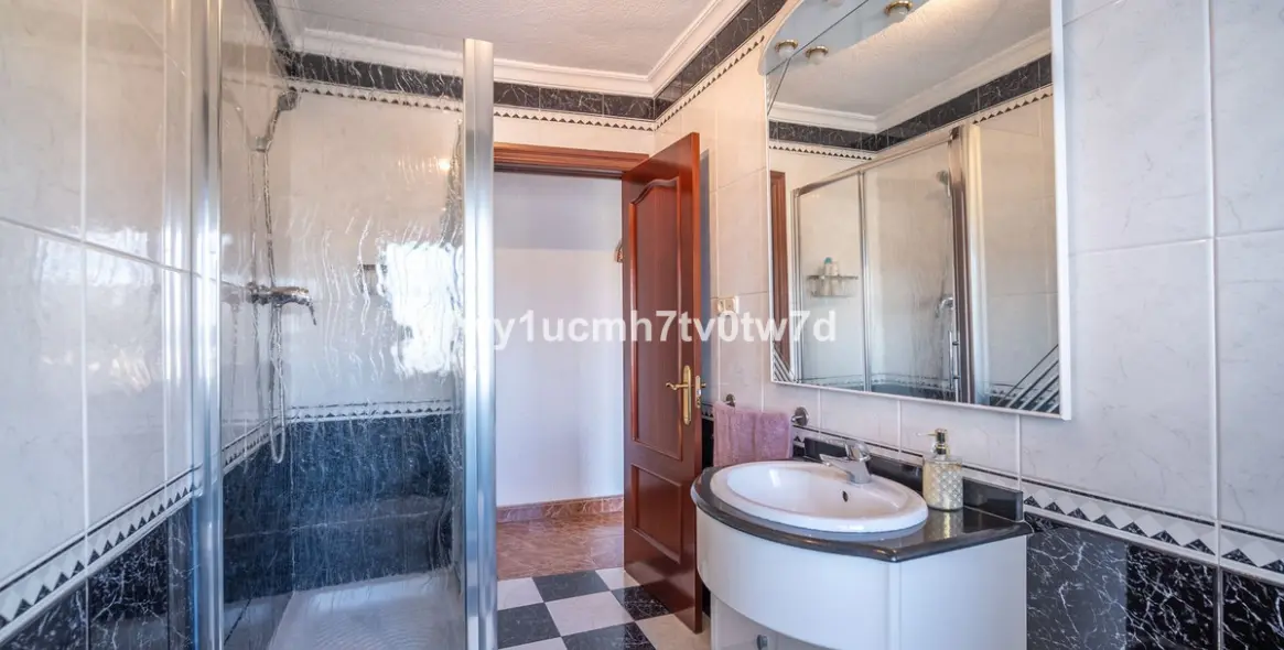 Sale of detached villa in Málaga 33