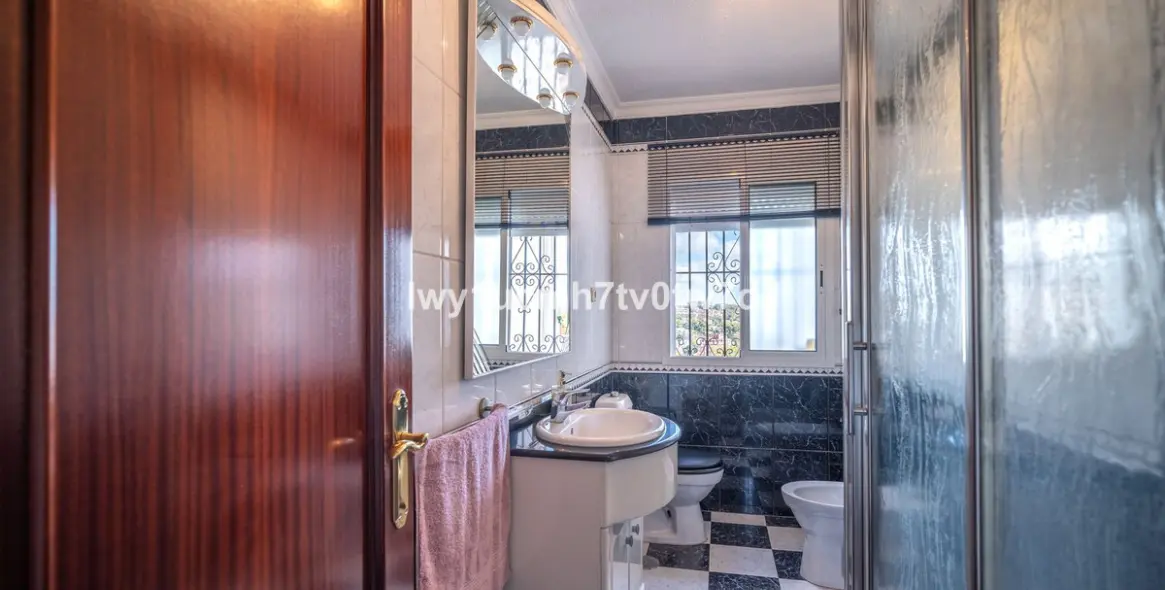 Sale of detached villa in Málaga 34