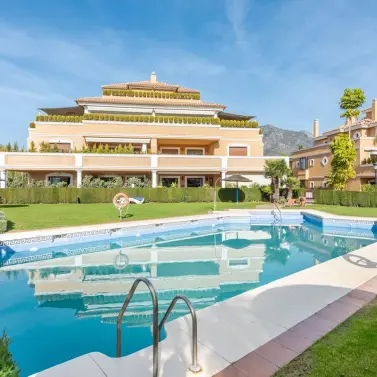 Sale of middle floor apartment in The Golden Mile