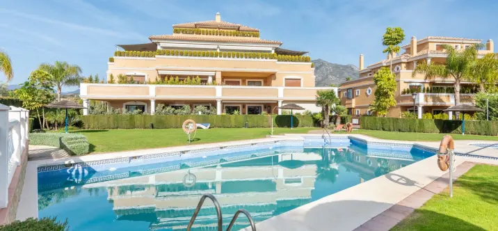 Sale of middle floor apartment in The Golden Mile 0