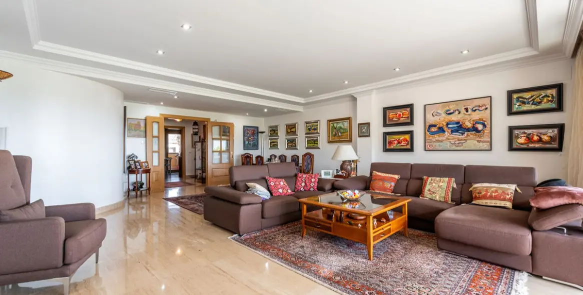 Sale of middle floor apartment in The Golden Mile 2