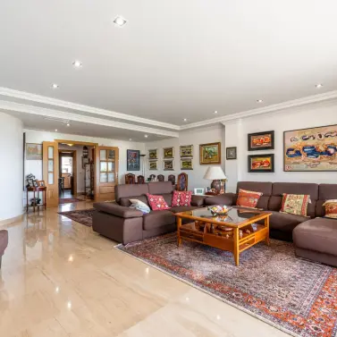 Sale of middle floor apartment in The Golden Mile