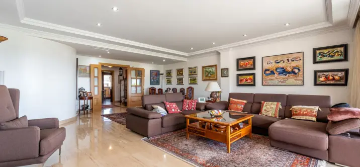 Sale of middle floor apartment in The Golden Mile 1