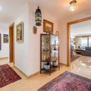 Sale of middle floor apartment in The Golden Mile