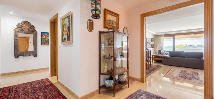 Sale of middle floor apartment in The Golden Mile 3
