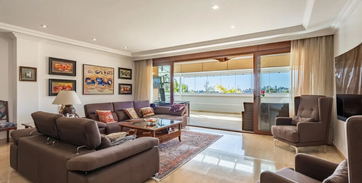 Sale of middle floor apartment in The Golden Mile 5