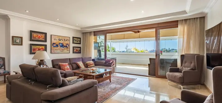 Sale of middle floor apartment in The Golden Mile 4