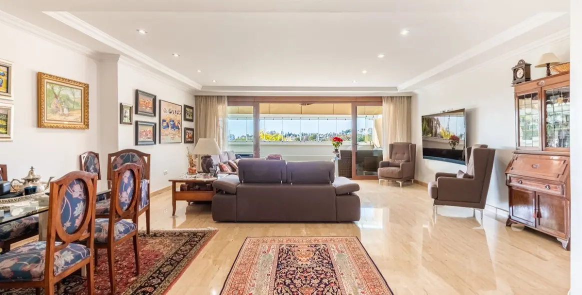 Sale of middle floor apartment in The Golden Mile 6