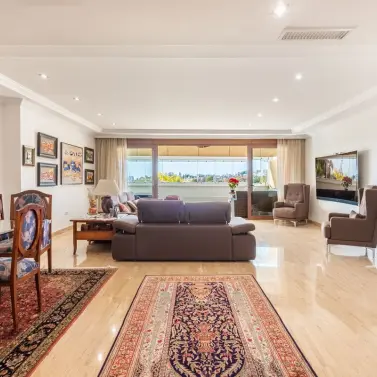 Sale of middle floor apartment in The Golden Mile