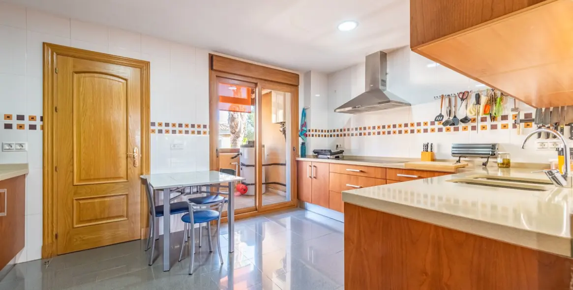 Sale of middle floor apartment in The Golden Mile 7