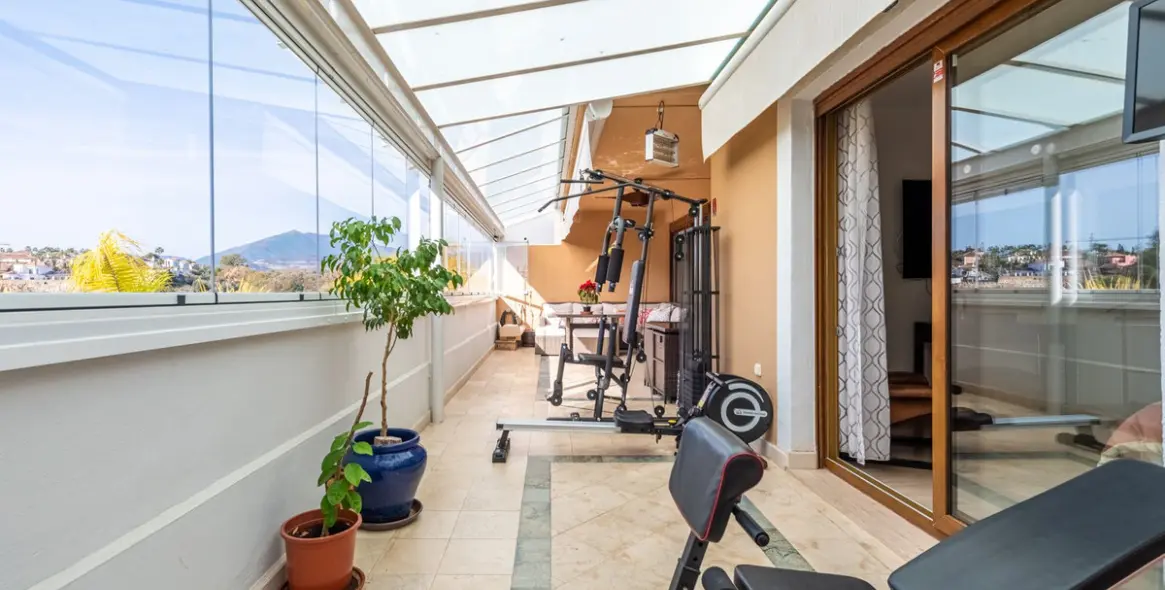 Sale of middle floor apartment in The Golden Mile 10