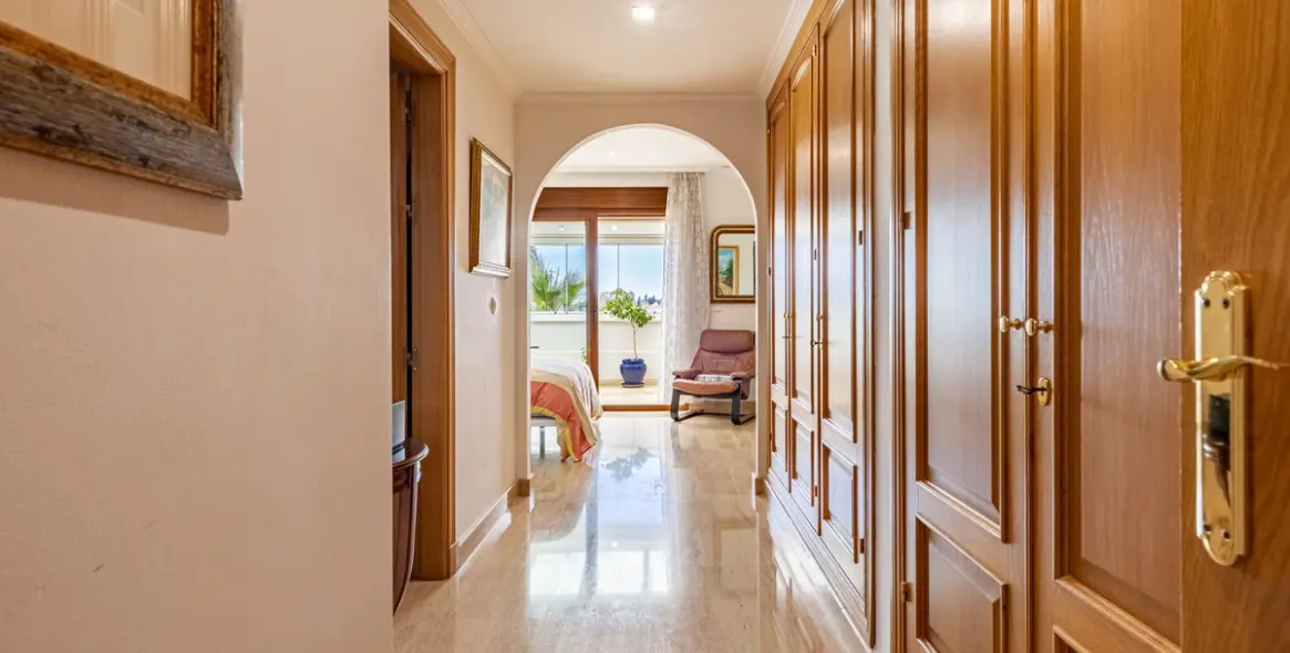 Sale of middle floor apartment in The Golden Mile 12