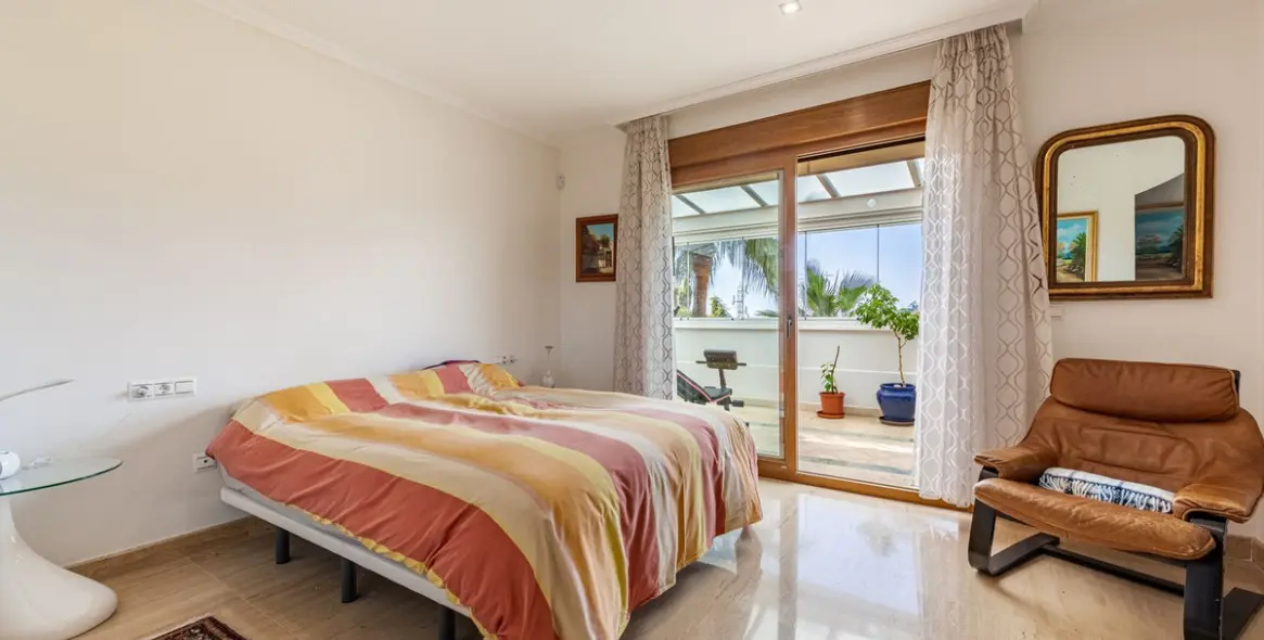 Sale of middle floor apartment in The Golden Mile 13