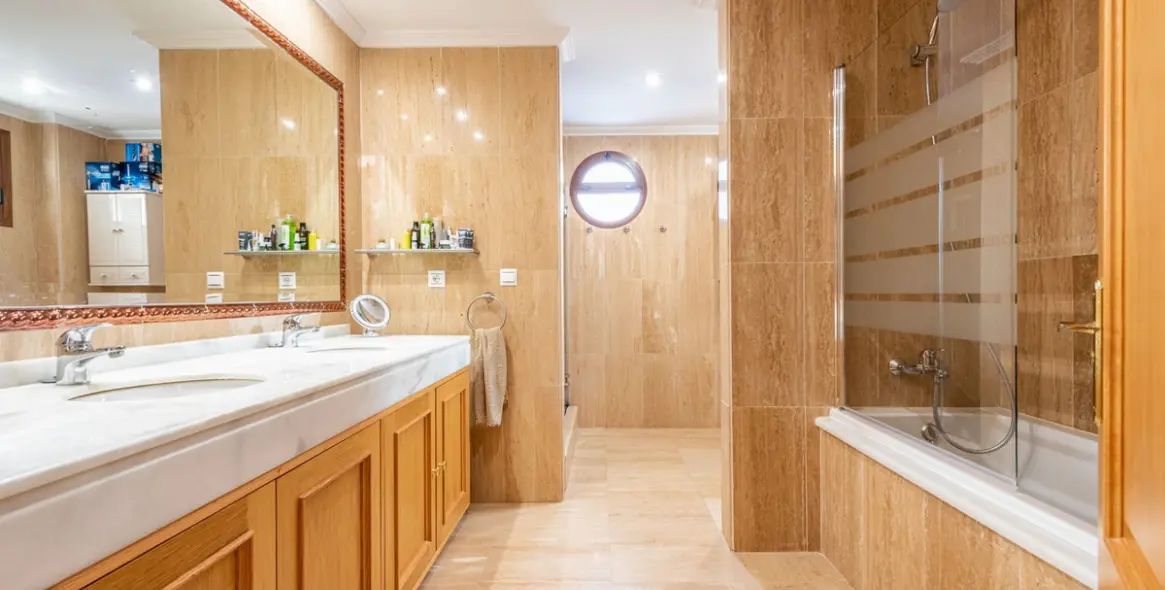 Sale of middle floor apartment in The Golden Mile 14