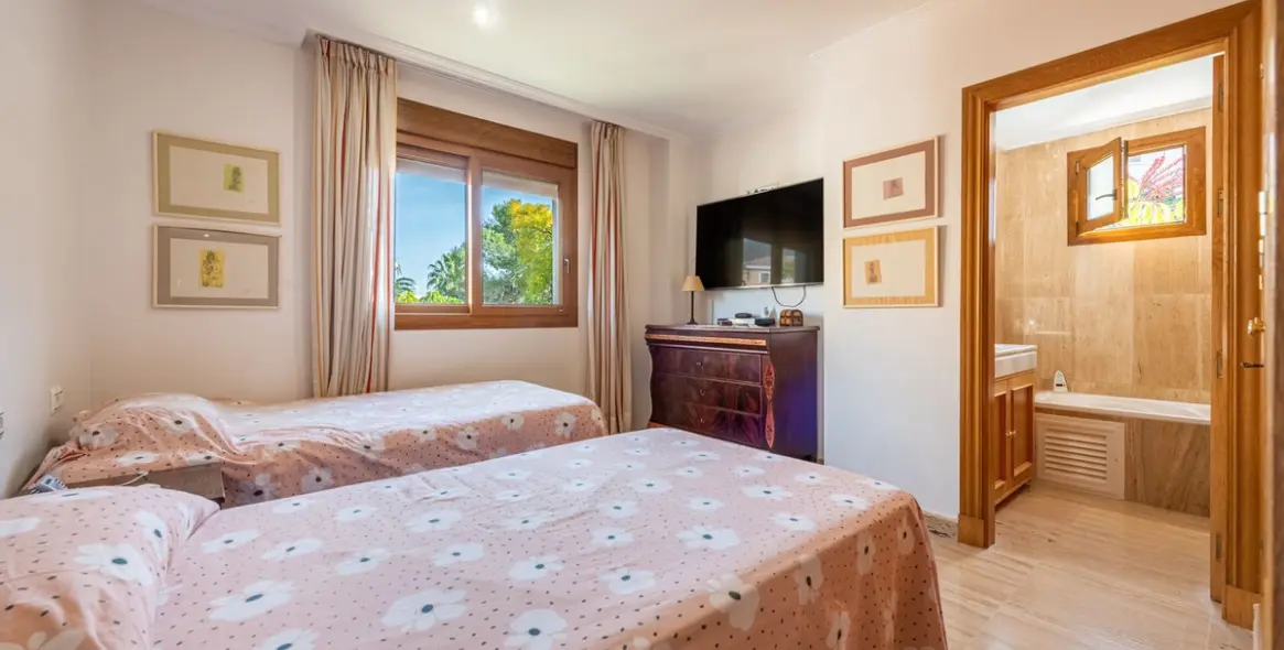 Sale of middle floor apartment in The Golden Mile 15