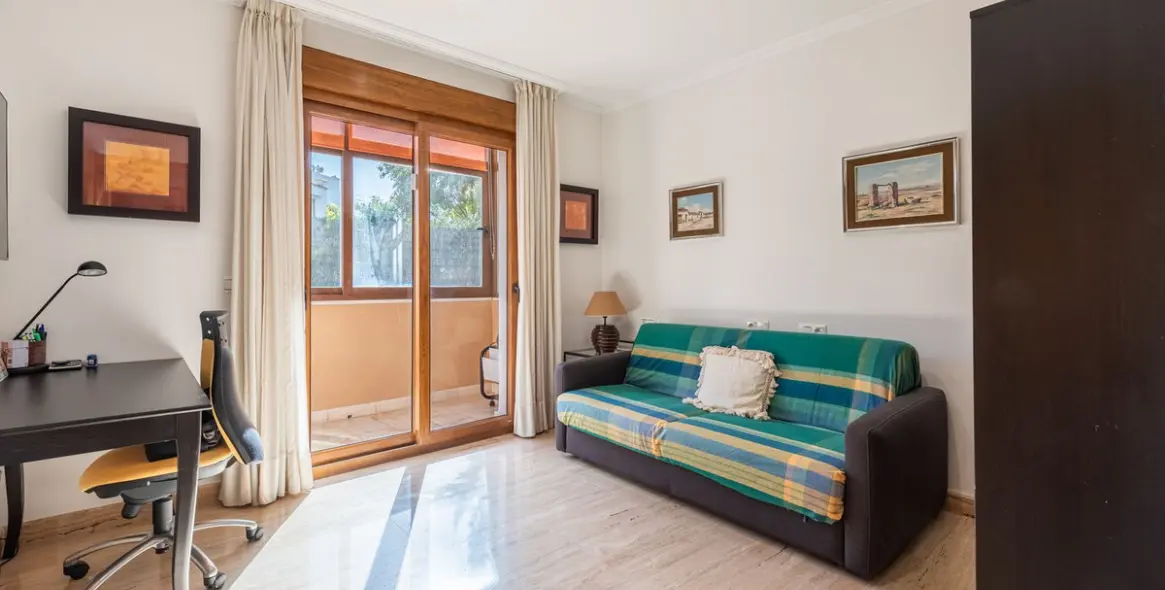 Sale of middle floor apartment in The Golden Mile 17