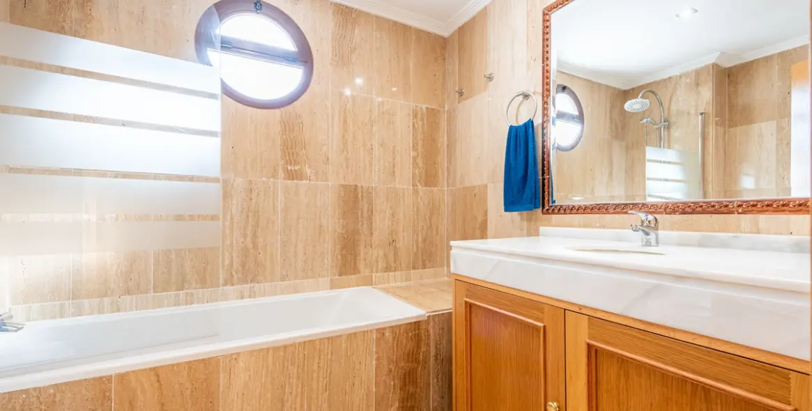 Sale of middle floor apartment in The Golden Mile 18