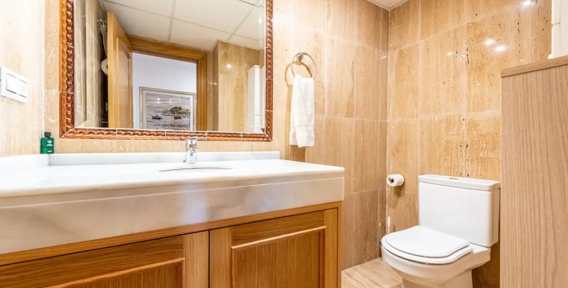 Sale of middle floor apartment in The Golden Mile 19