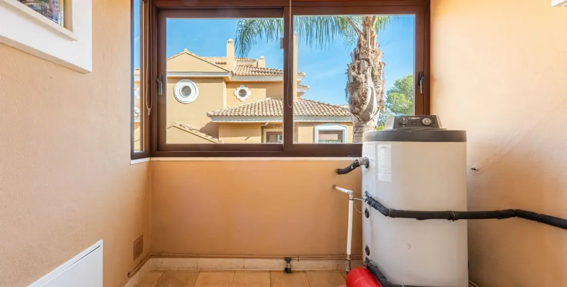 Sale of middle floor apartment in The Golden Mile 20