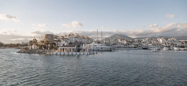 Sale of middle floor apartment in Puerto Banús 1