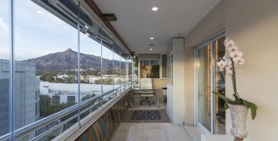 Sale of middle floor apartment in Puerto Banús 5