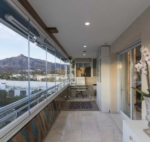 Sale of middle floor apartment in Puerto Banús