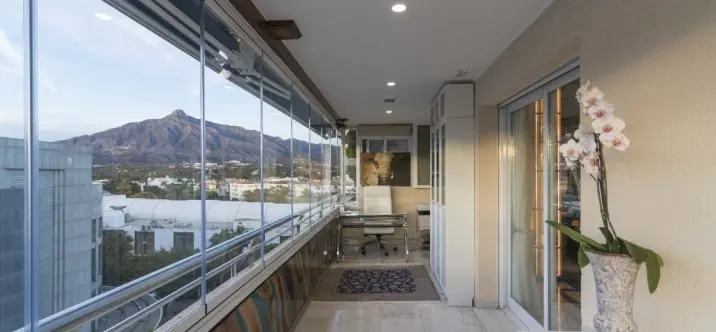 Sale of middle floor apartment in Puerto Banús 4