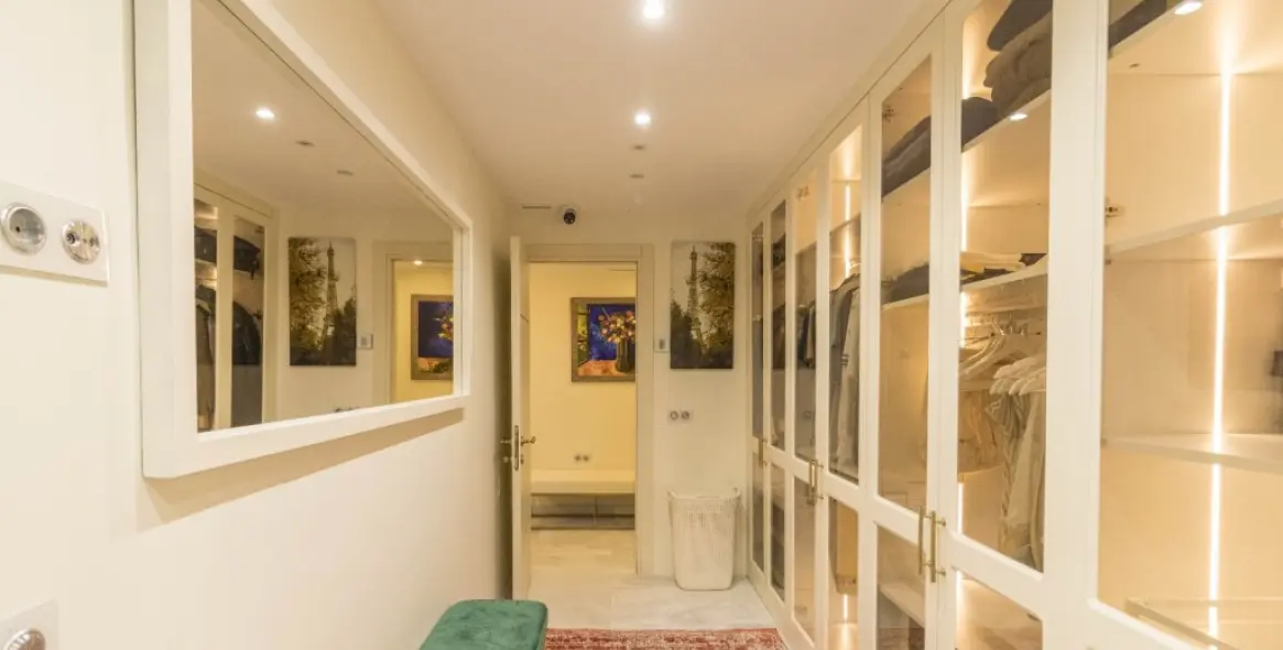 Sale of middle floor apartment in Puerto Banús 12