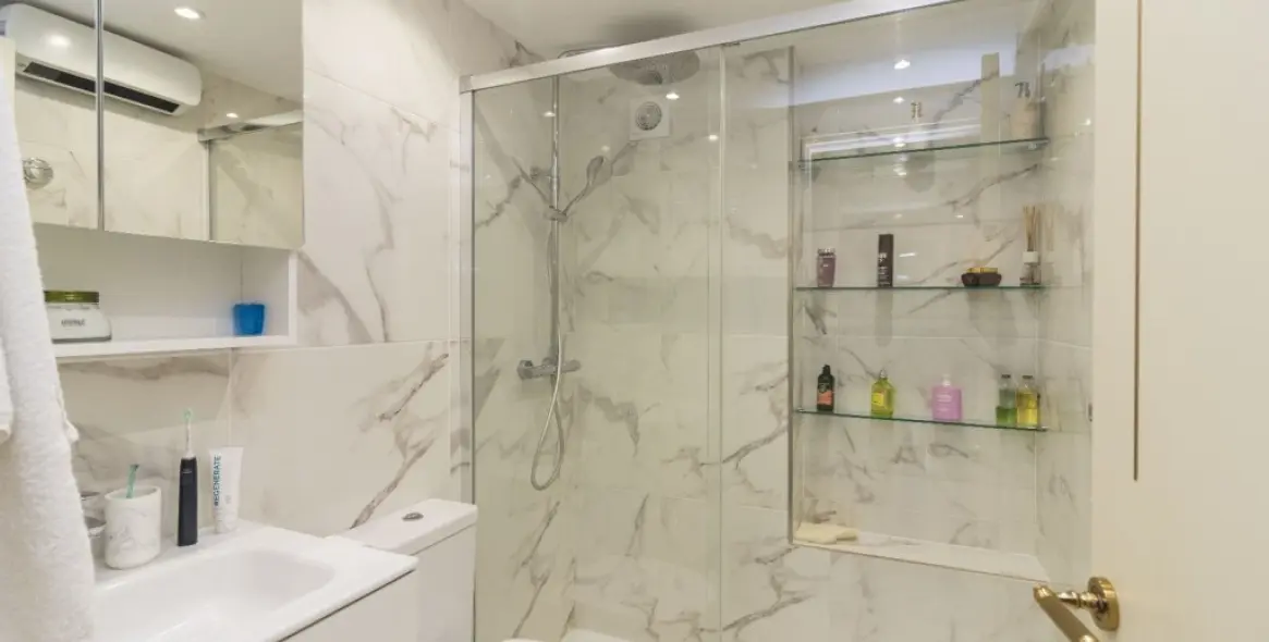 Sale of middle floor apartment in Puerto Banús 14