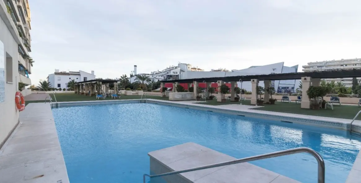 Sale of middle floor apartment in Puerto Banús 16