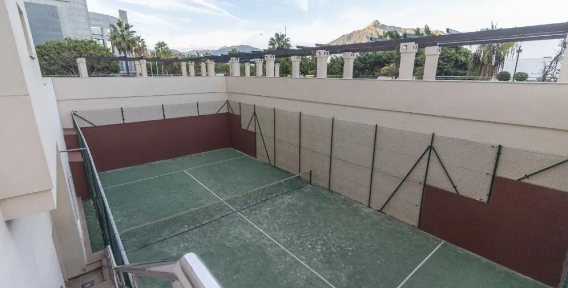 Sale of middle floor apartment in Puerto Banús 18