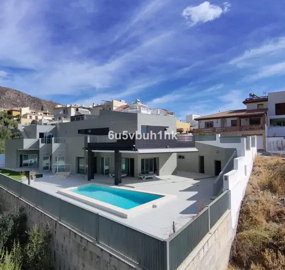 Sale of detached villa in Benalmadena