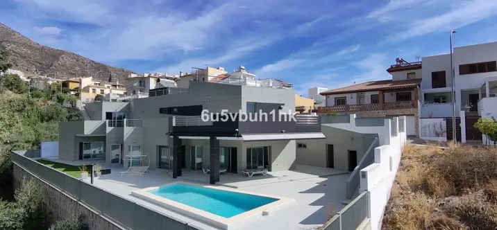 Sale of detached villa in Benalmadena 0