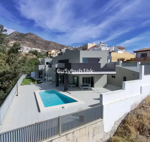 Sale of detached villa in Benalmadena