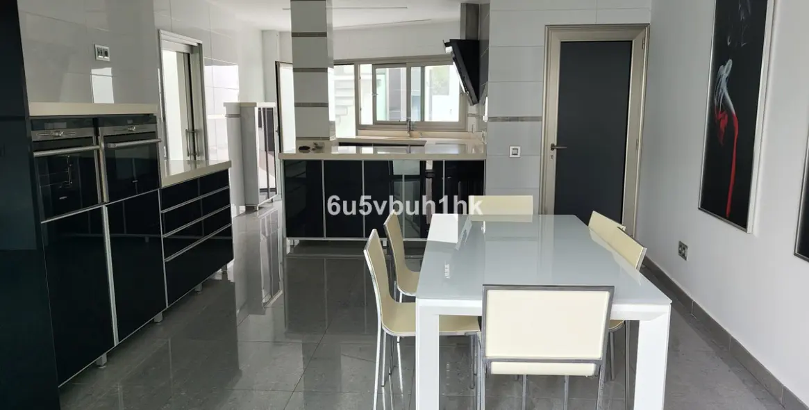 Sale of detached villa in Benalmadena 14