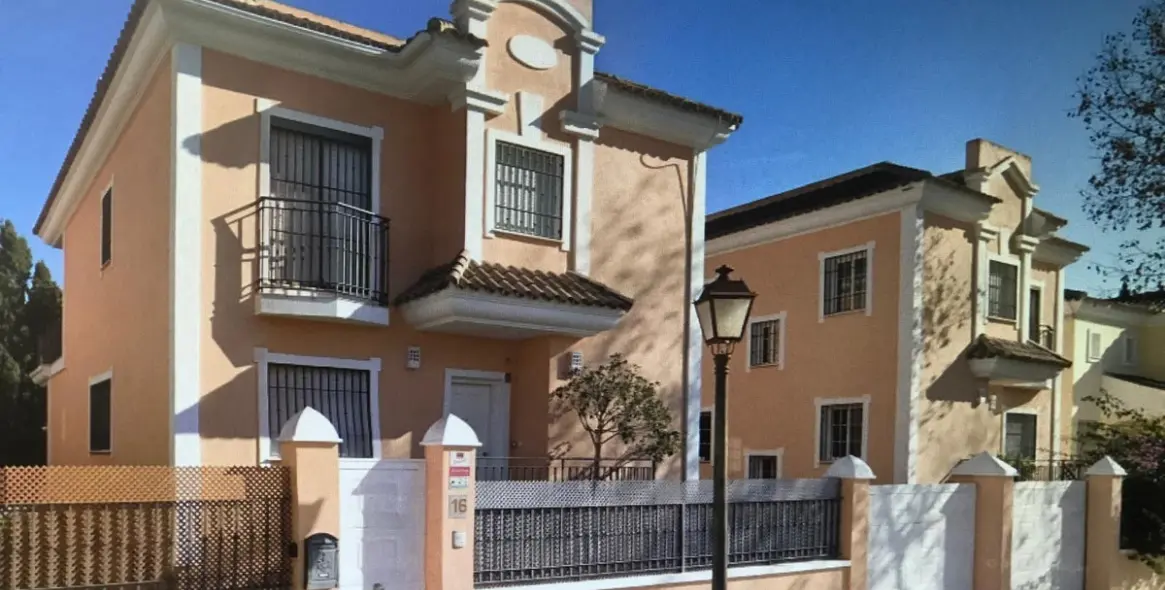 Продажа  отдельно стоящей виллы в Marbella East (район Elviria) 1