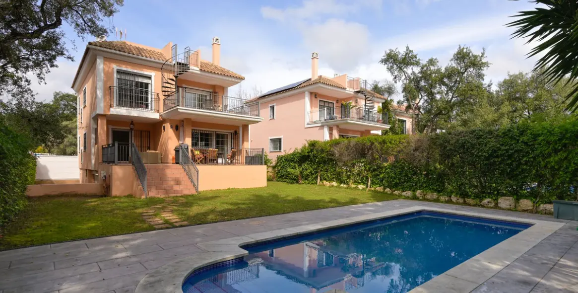 Продажа  отдельно стоящей виллы в Marbella East (район Elviria) 2