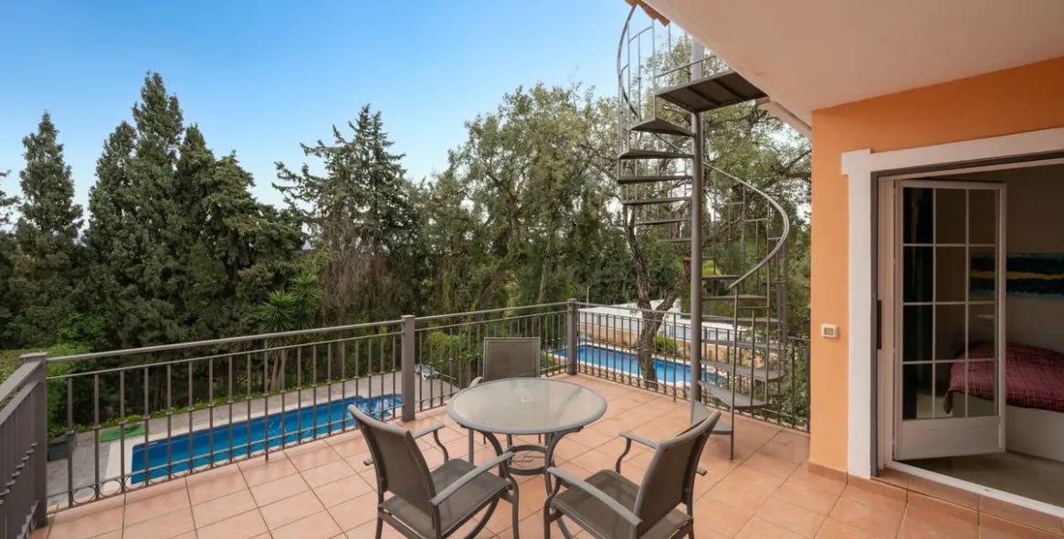 Продажа  отдельно стоящей виллы в Marbella East (район Elviria) 3