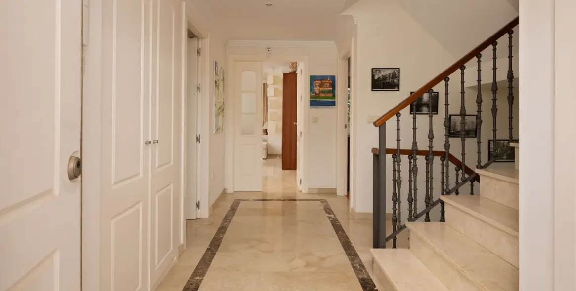 Продажа  отдельно стоящей виллы в Marbella East (район Elviria) 10