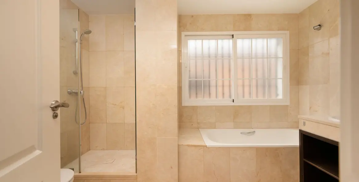 Продажа  отдельно стоящей виллы в Marbella East (район Elviria) 15