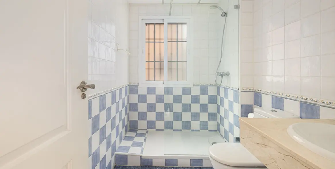 Продажа  отдельно стоящей виллы в Marbella East (район Elviria) 18