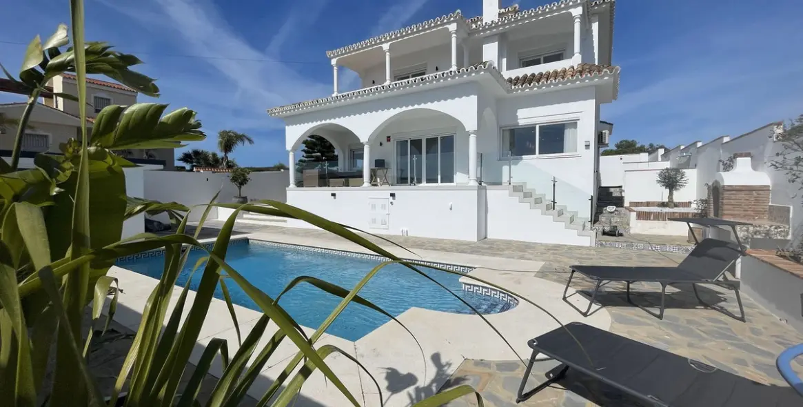 Продажа  отдельно стоящей виллы в La Duquesa 1