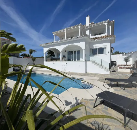 Venta de villa independiente en La Duquesa