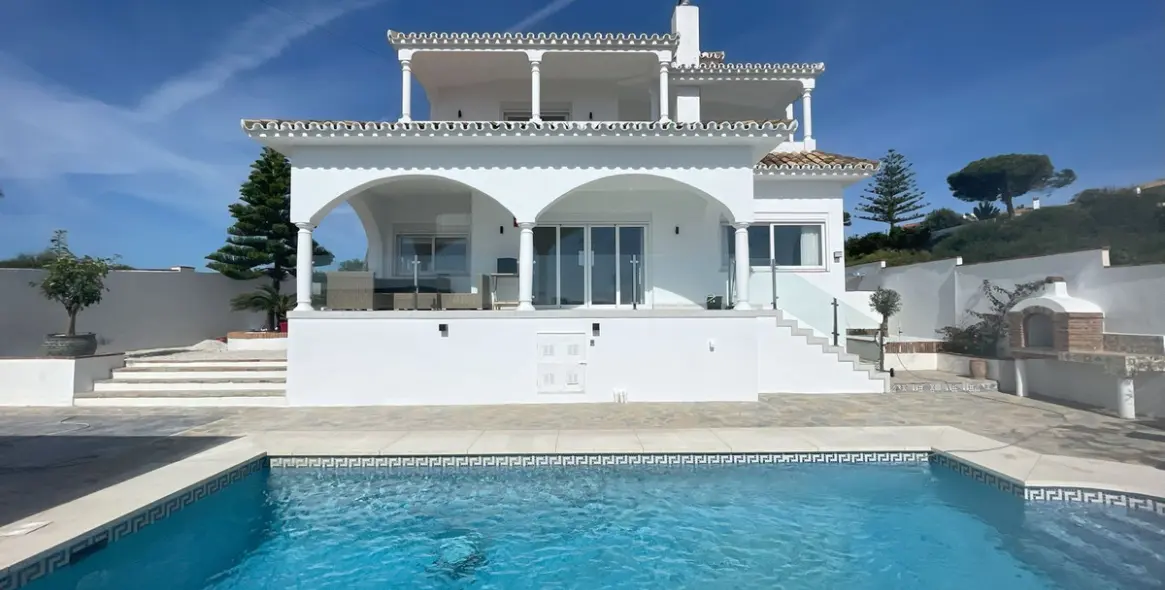 Продажа  отдельно стоящей виллы в La Duquesa 3