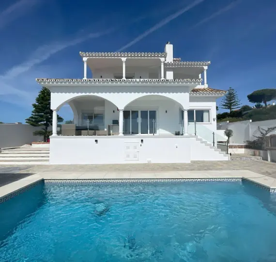 Venta de villa independiente en La Duquesa