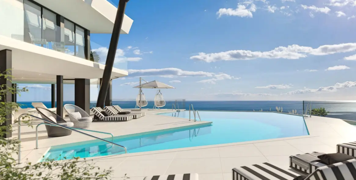 Sale of middle floor apartment in Fuengirola 1