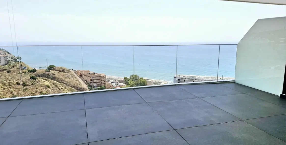 Sale of middle floor apartment in Fuengirola 10